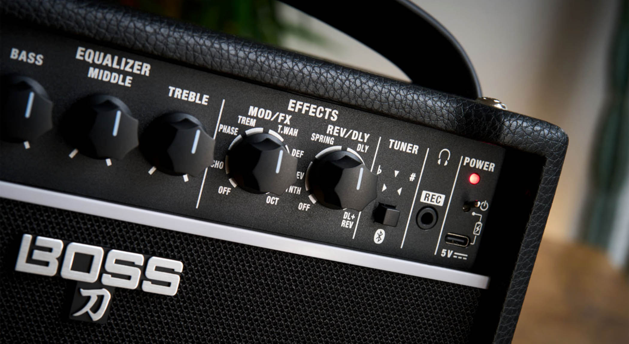 Boss Katana Mini-X: the new take-anywhere practice amp from Boss. Suitable for guitar or bass, it comes equipped with amp models and effects.