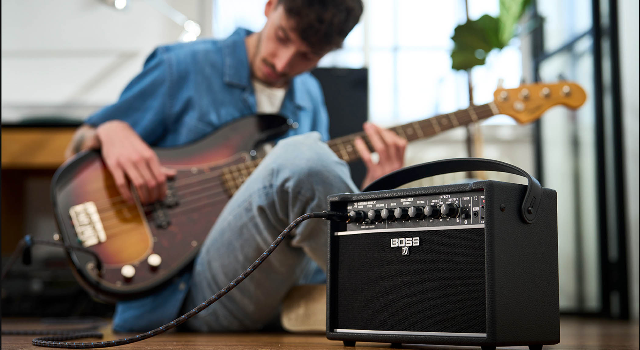 Boss Katana Mini-X: the new take-anywhere practice amp from Boss. Suitable for guitar or bass, it comes equipped with amp models and effects.