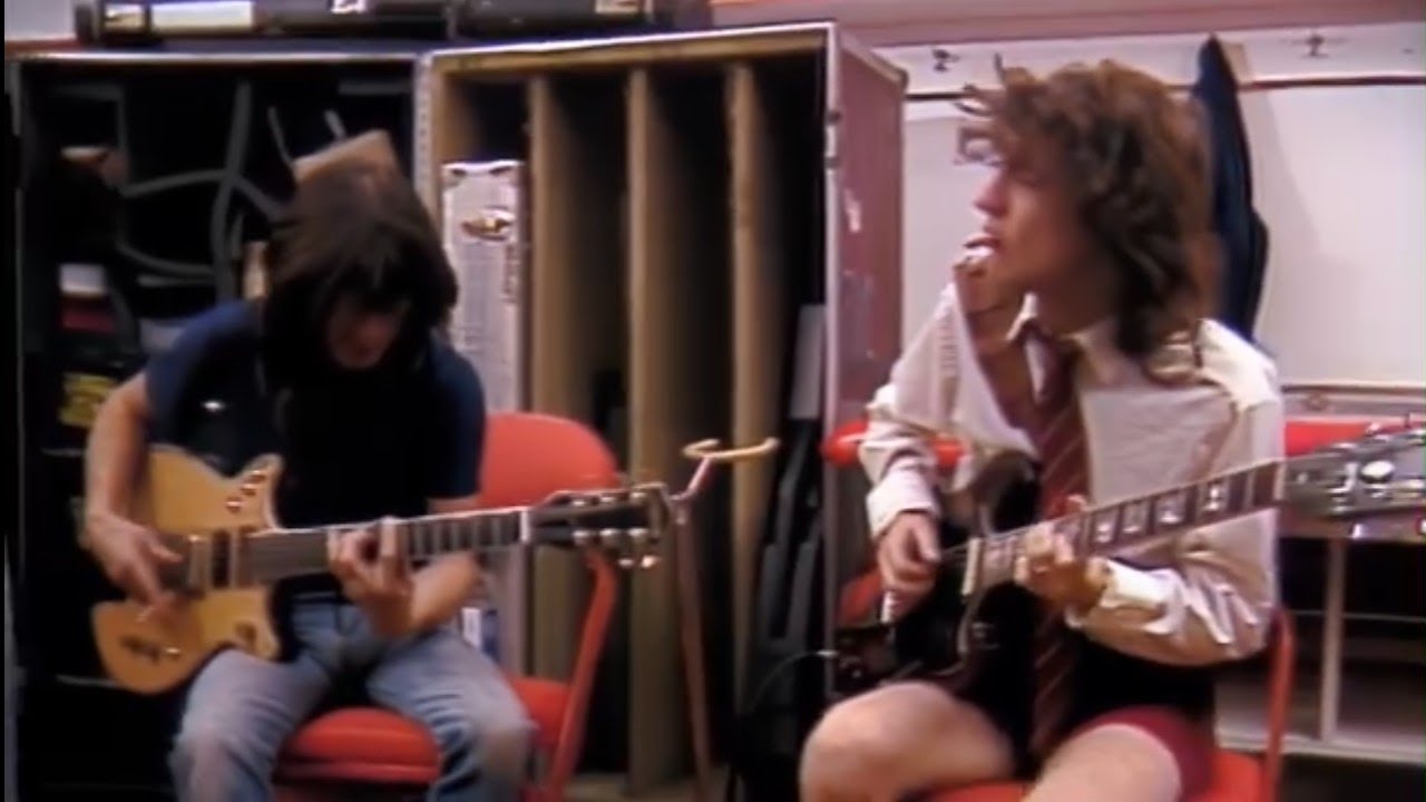 AC/DC - Malcolm and Angus - BACKSTAGE - 1983 - YouTube