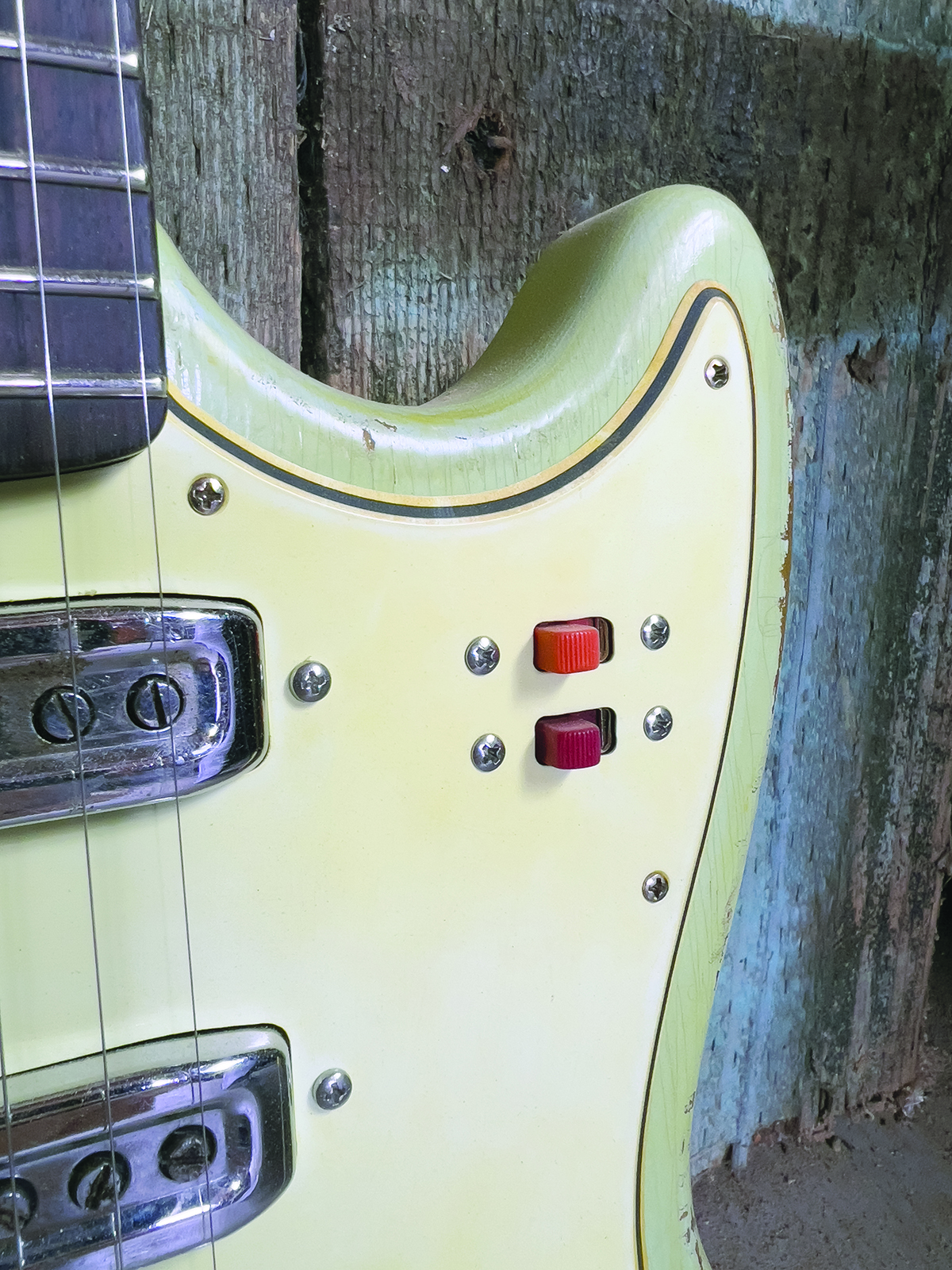 A photo showing the Abernethy Sonic Empress THC electric guitar