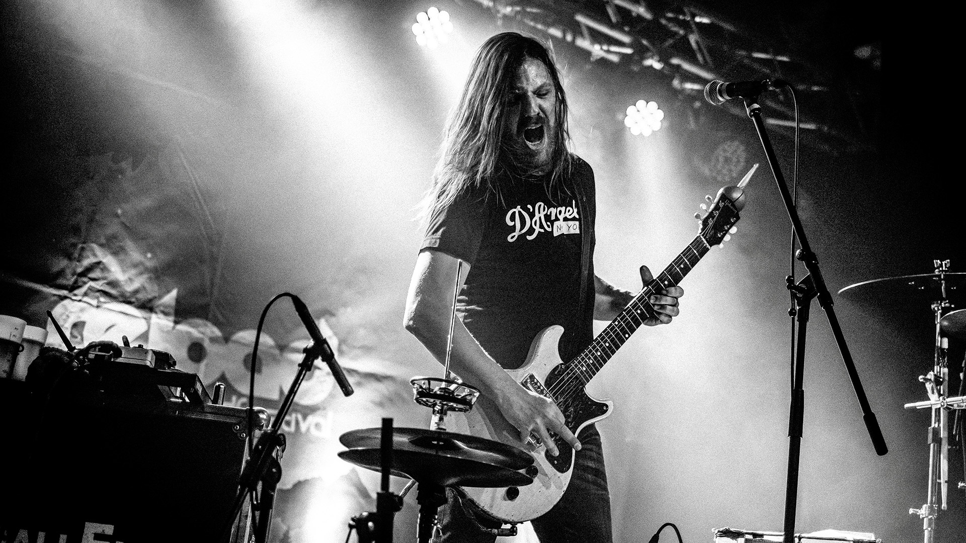 A black-and-white action shot of Steve Hill playing his TV Yellow Gibson Les Paul Junior Doublecut onstage