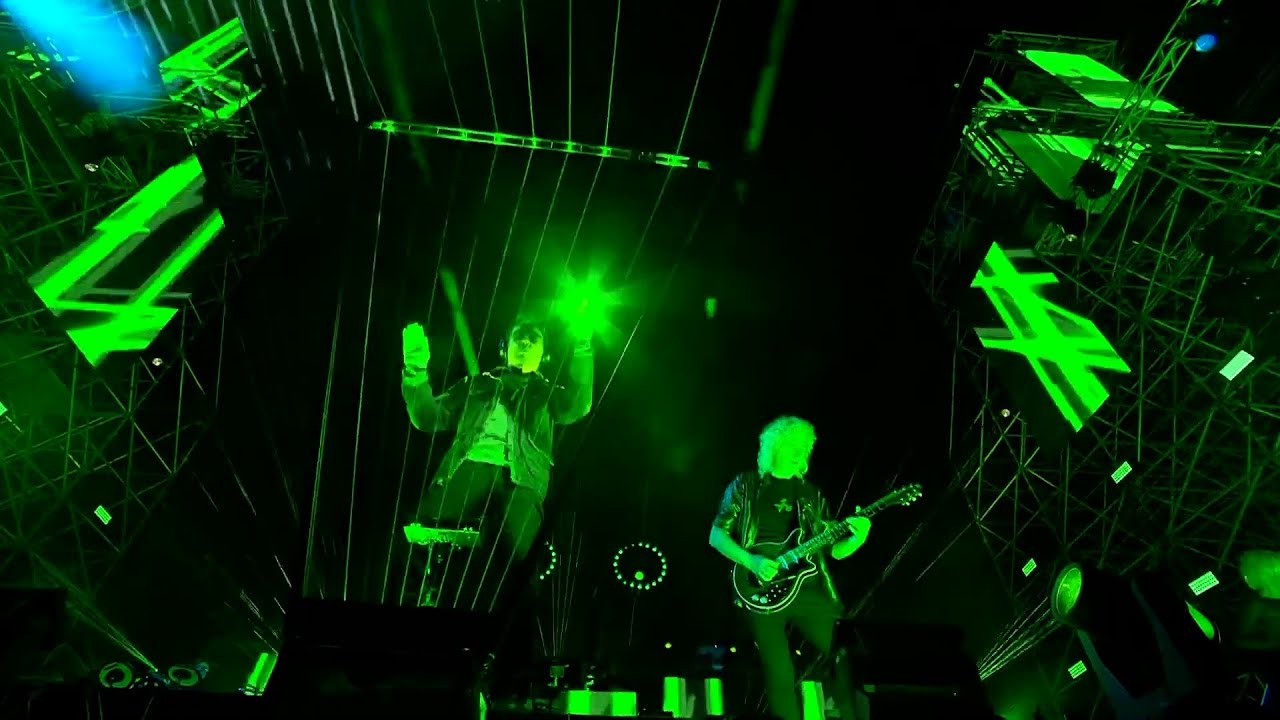 Jean Michel JARRE feat. Brian MAY - Bratislava Time - (live from Bratislava) - YouTube