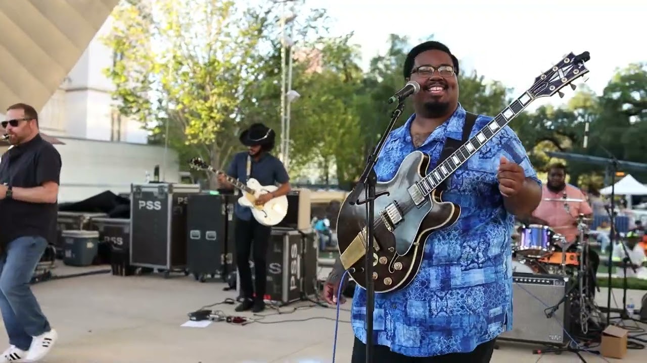 D.K. Harrell Blues Band - I just want to make love to you - YouTube