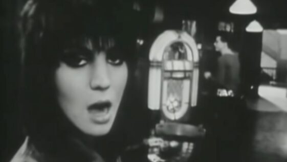 “There’s nothing more threatening than a girl with a guitar”: The classic ’80s hit that topped the US chart for seven weeks and turned Joan Jett into a rock icon