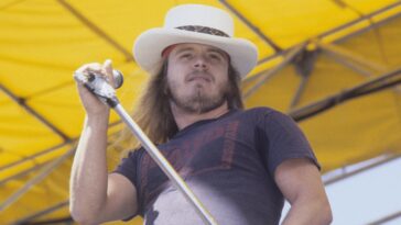 "The Real Story Behind Lynyrd Skynyrd's 'Sweet Home Alabama': Ronnie's Playful Tribute to Neil Young"]