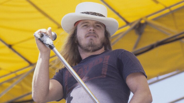 "The Real Story Behind Lynyrd Skynyrd's 'Sweet Home Alabama': Ronnie's Playful Tribute to Neil Young"]
