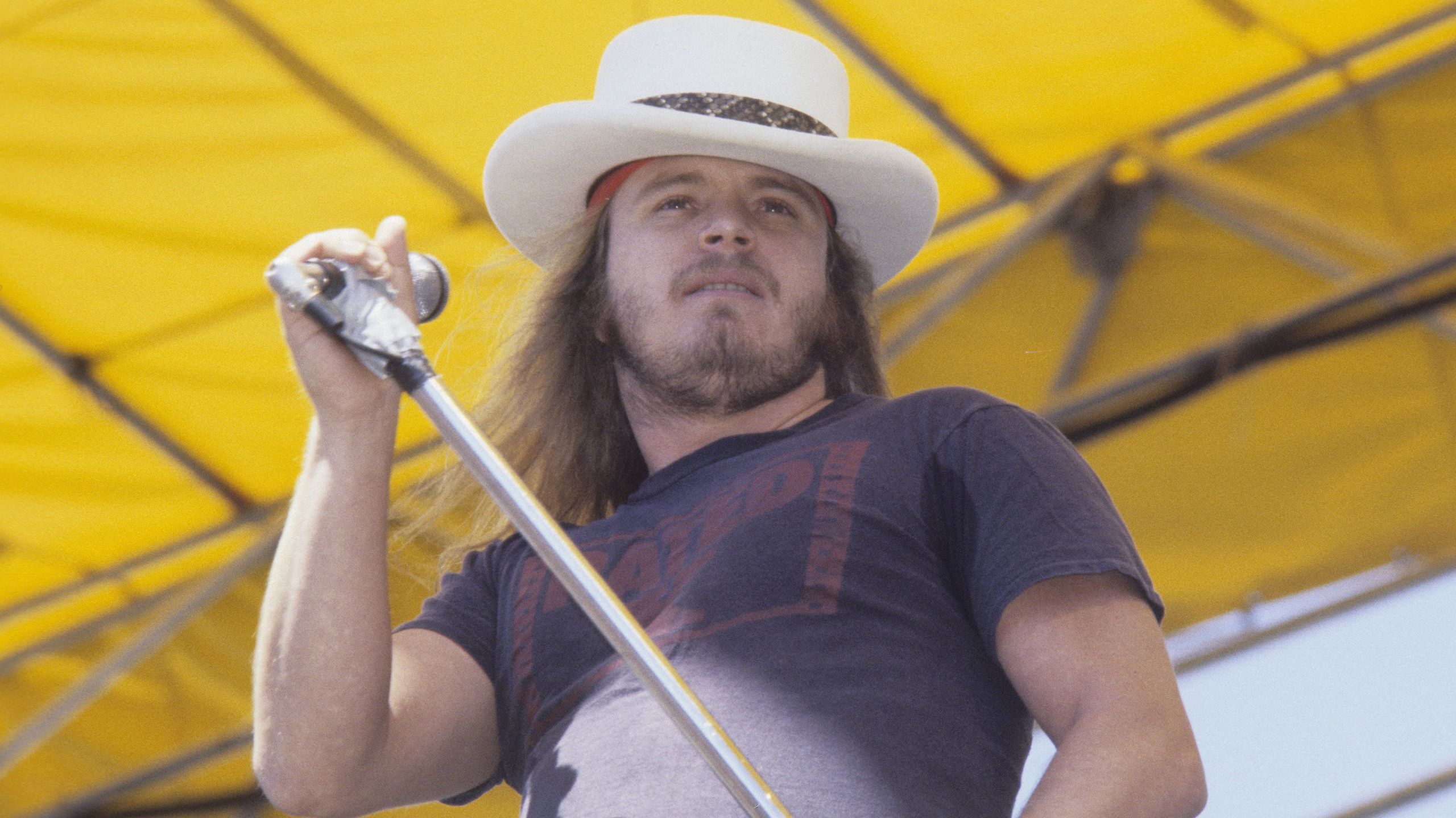 "The Real Story Behind Lynyrd Skynyrd's 'Sweet Home Alabama': Ronnie's Playful Tribute to Neil Young"]