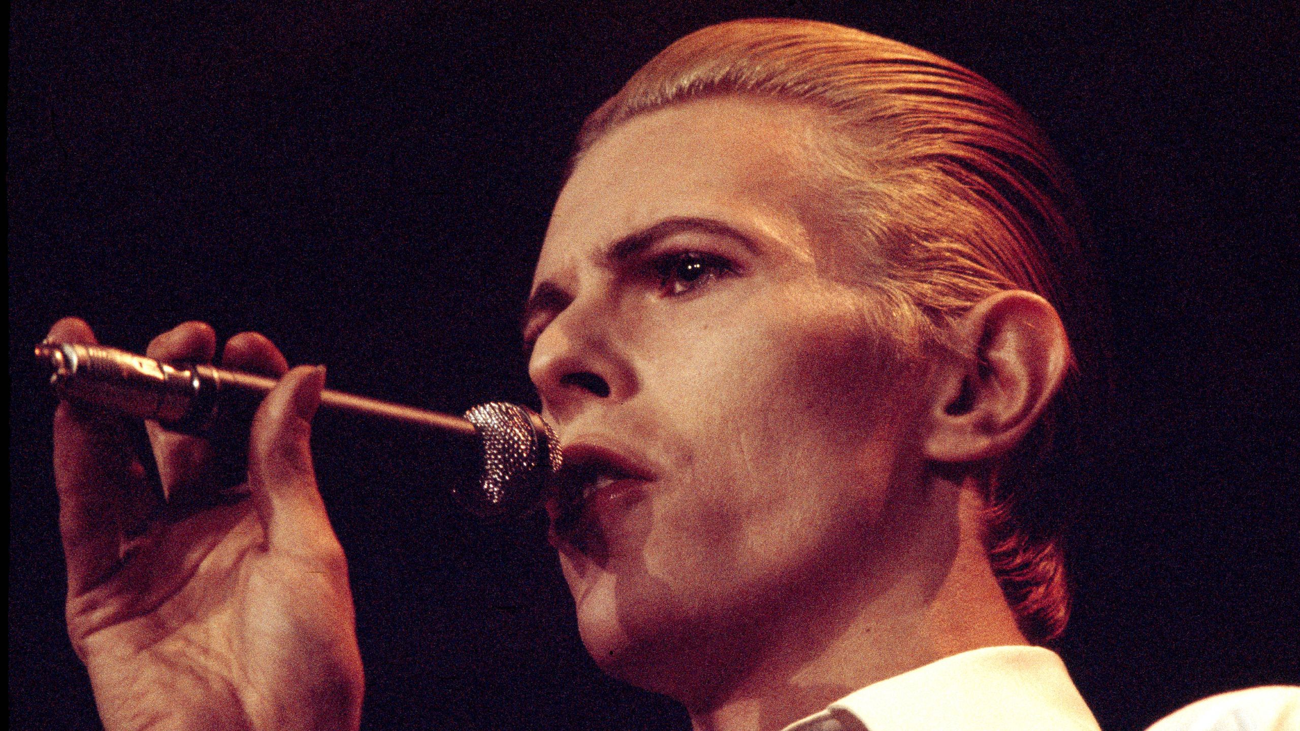 "From Stardom to Struggles: How a Disenchanted and Drug-Dependent David Bowie Transformed His Music with a Pioneering Track He Could Hardly Recall Recording"]