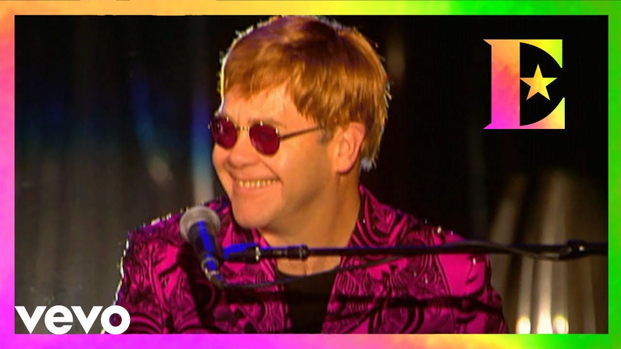 Elton John - Funeral For A Friend / Love Lies Bleeding (Live At Madison Square Garden) - YouTube