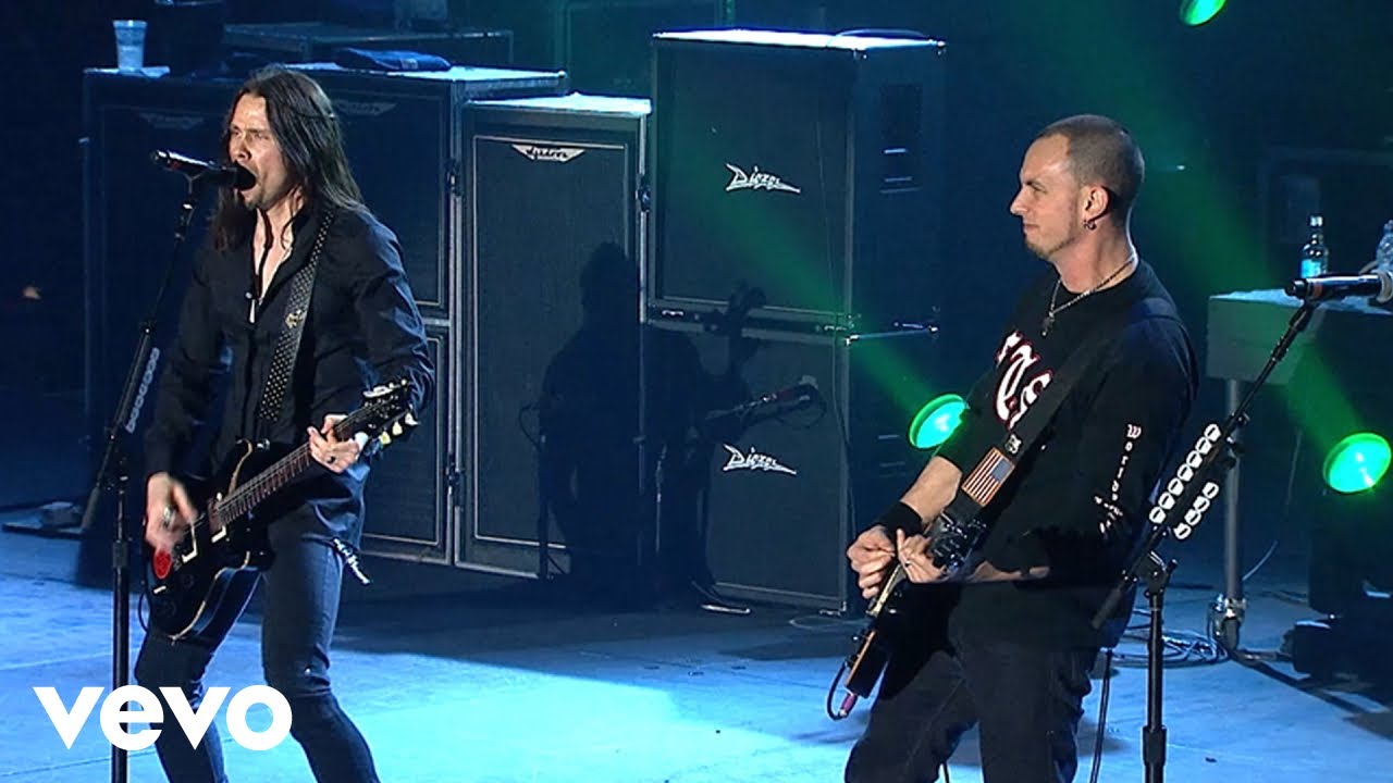 Alter Bridge - Ghosts Of Days Gone By - YouTube