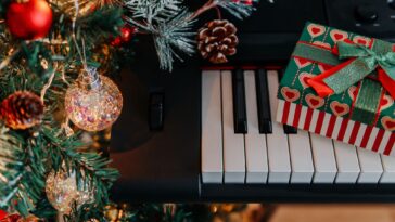 5 Reasons Why a Gift Card is the Easiest Holiday Gift for Musicians This Christmas]