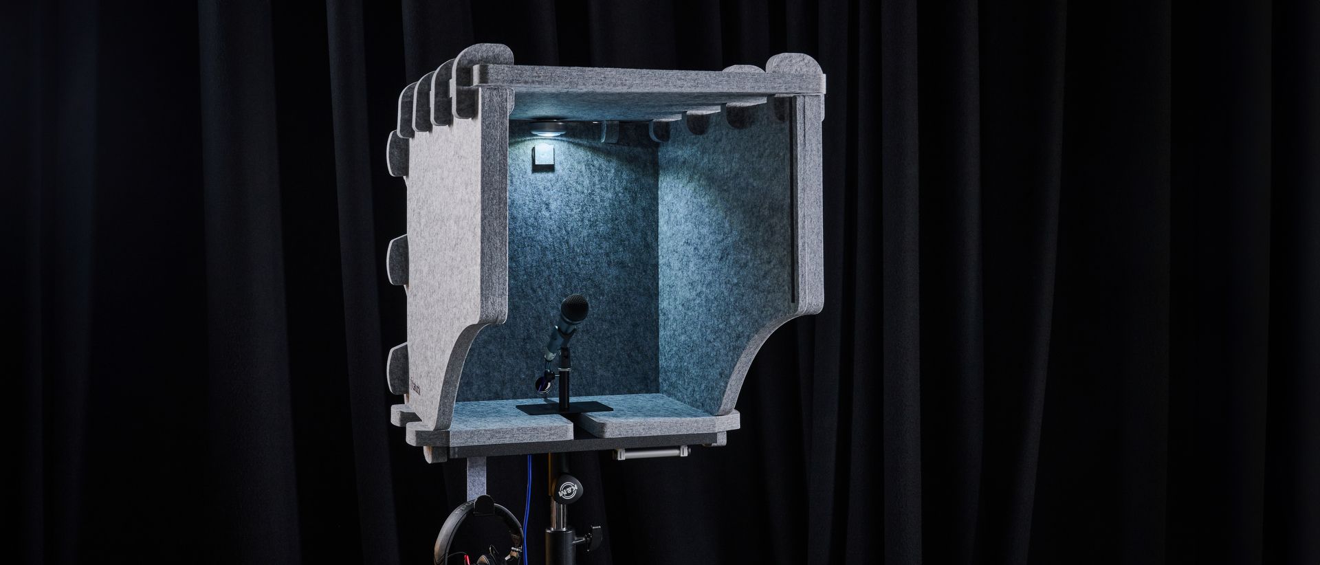 "An Easily Transportable Device Offering a Practical and Realistic Solution for Various Settings: t.akustik Vocal Head Booth Mobile Review"]
