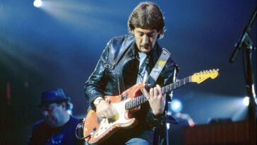 Chris Rea, the songwriter behind "Driving Home for Christmas," passes away at 74.]
