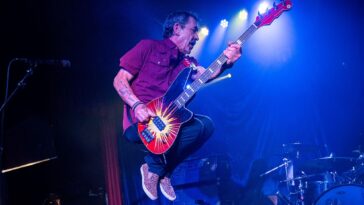 Greg Norton Discusses Hüsker Dü and His Iconic Reverend Bass Guitar]