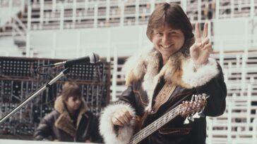 How Robert Fripp Persuaded Greg Lake to Transition to Bass Guitar]