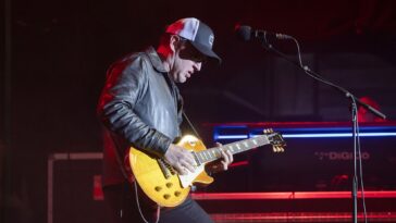 Joe Bonamassa Demonstrates How to Add Weight to Your Riffs]