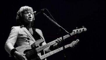 John Lodge of the Moody Blues: Fender Duets and the Groovy '60s]