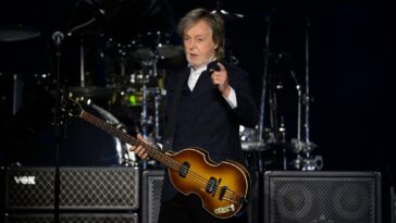 Paul McCartney honors Höfner.]