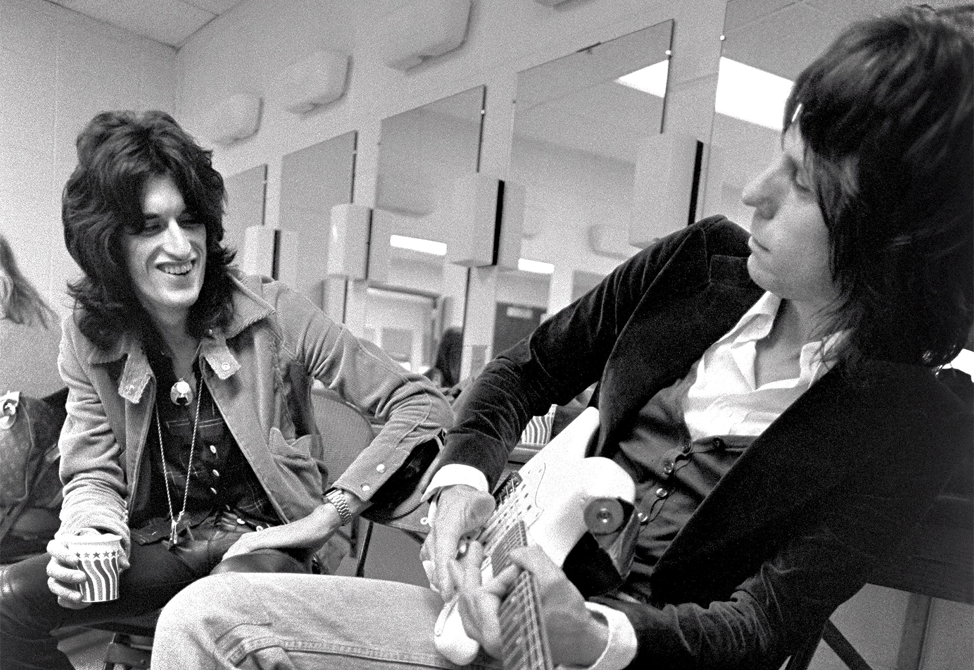 Joe Perry &amp; Jeff Beck in dressing room before Beck&rsquo;s concert at The Providence Civic Center on October 7, 1976