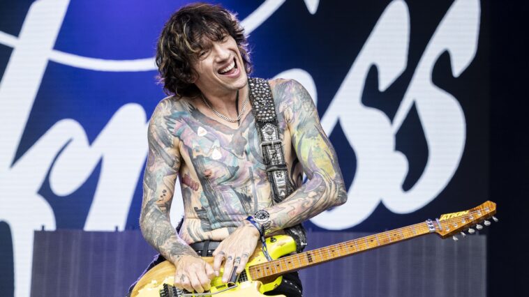 "Why Justin Hawkins and The Darkness Prefer Traditional Rock: Emphasizing Real Amps Over Simulators in Their Live Performances"]