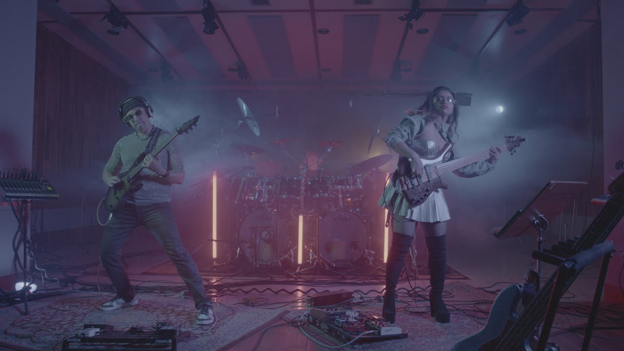 DarWin – Man Vs Machine (HD Official Video) (With Simon Phillips, Mohini Dey, Greg Howe) - YouTube