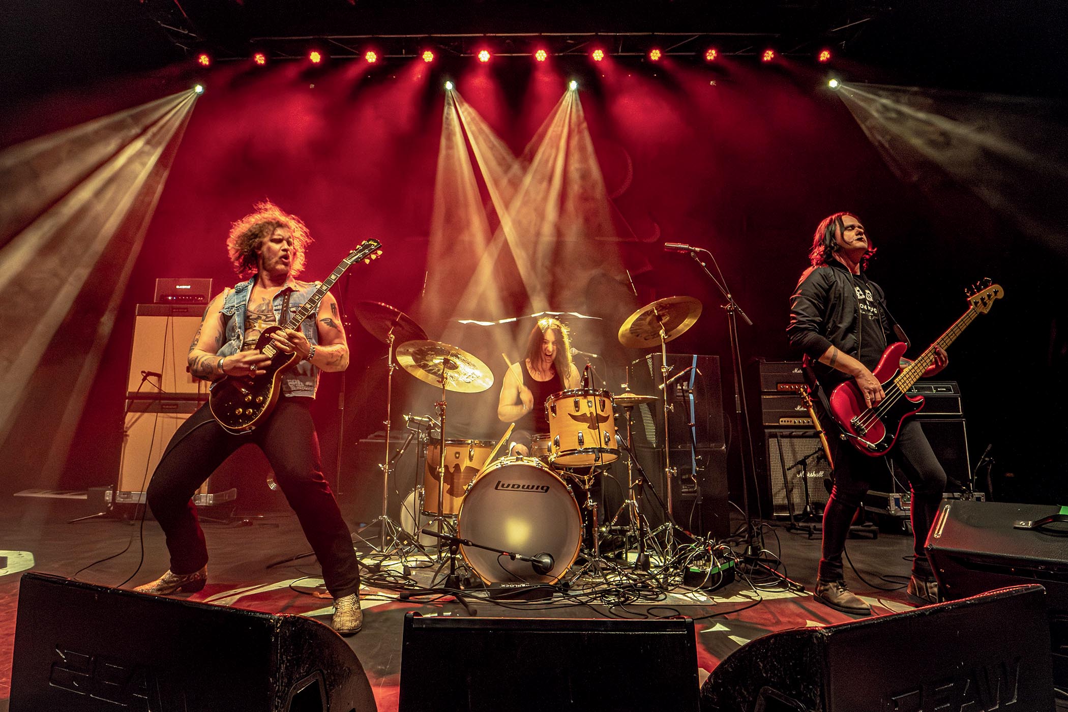 Jared James Nichols rocks the live stage alongside drummer Ryan Rice and Brian Weaver on bass guitar