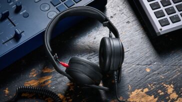 "An Ideal Blend of Comfort and Sound Quality in a Lightweight Design: Rode NTH-50 Review"]