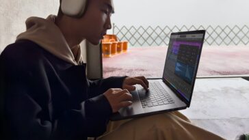 Apple enhances Logic Pro's AI capabilities by introducing a Synth Player and a "personal music theory advisor" that can create chord progressions from any audio or MIDI recording.]
