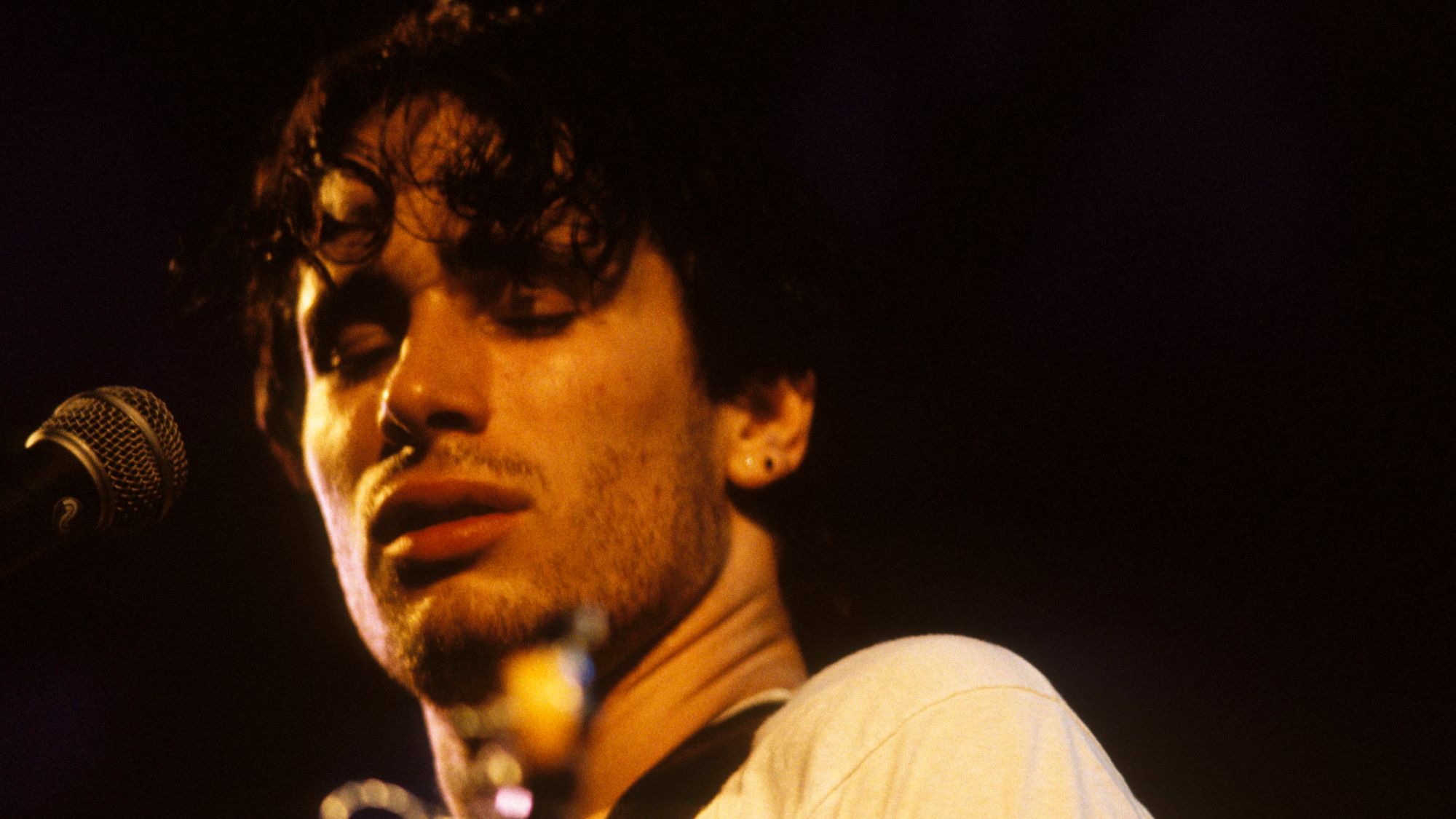 "Crafting a Heartbreaking Ballad: How I Composed this Song While Lying in My Apartment, Listening for a Call That Never Came — Jeff Buckley's Inaugural Billboard Chart Success"]