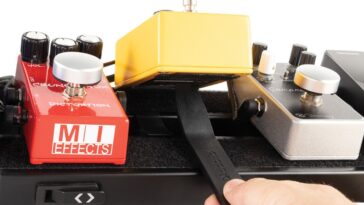 D’Addario’s Pedal Pry Tool: A Compact Crowbar for Your Pedals]