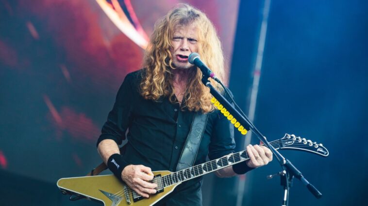 Dave Mustaine discusses the hand issue that led to Megadeth's retirement.]