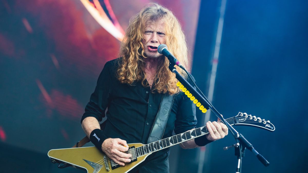 Dave Mustaine discusses the hand issue that led to Megadeth's retirement.]