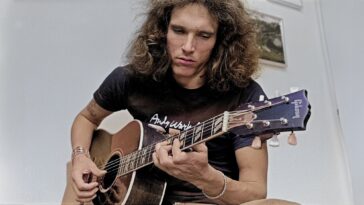 Jorma Kaukonen Discusses Jefferson Airplane's "Somebody to Love"]