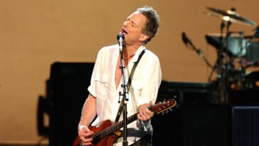 “Lindsey Buckingham Discusses Fleetwood Mac's Unusual Dynamics: 'We’re Not Meant to Be in a Band Together'”]