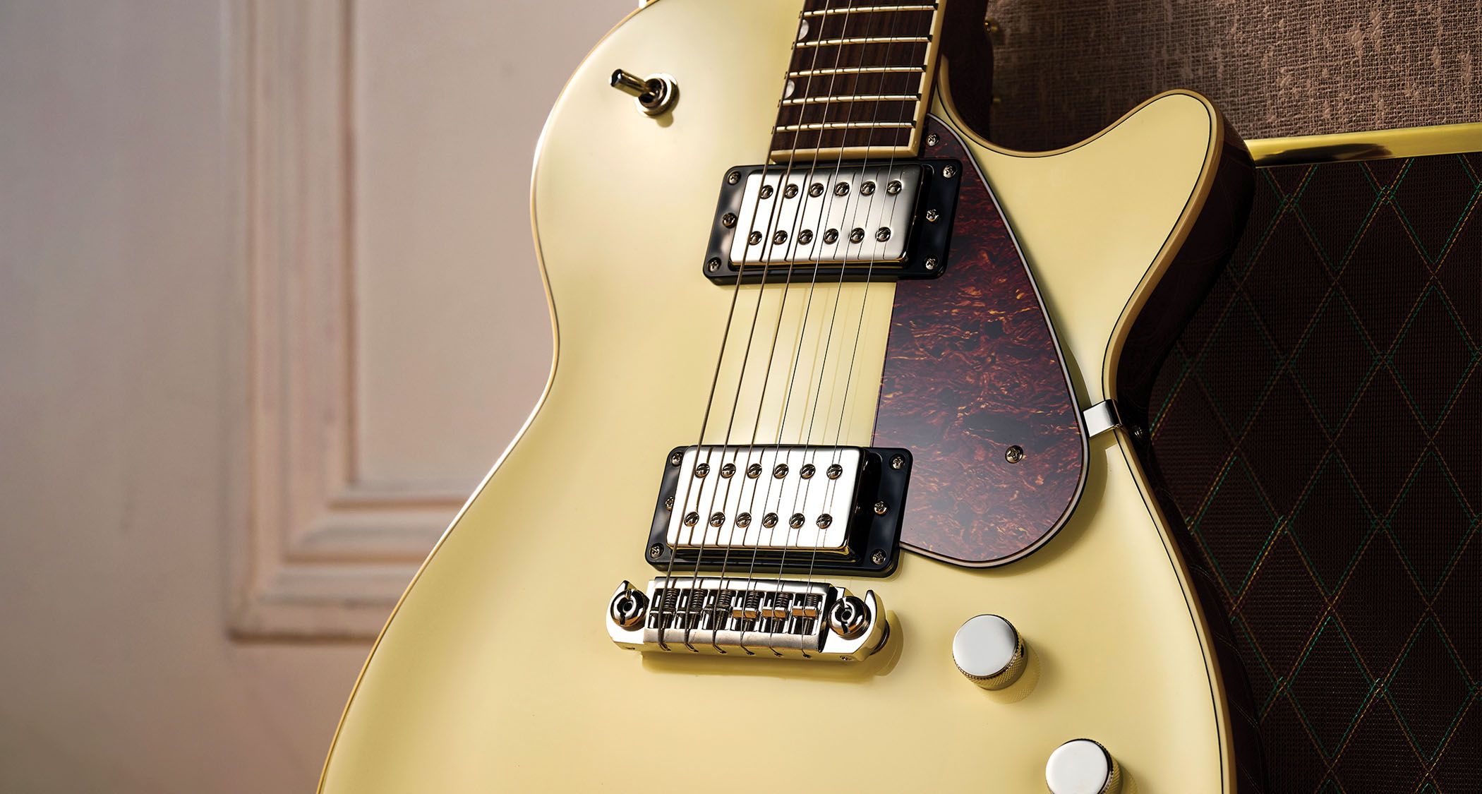 "While it lacks any groundbreaking or contemporary features, this classic design is advantageous—it thoughtfully addresses some of Gretsch's historical idiosyncrasies" – Gretsch Electromatic Jet Review.]