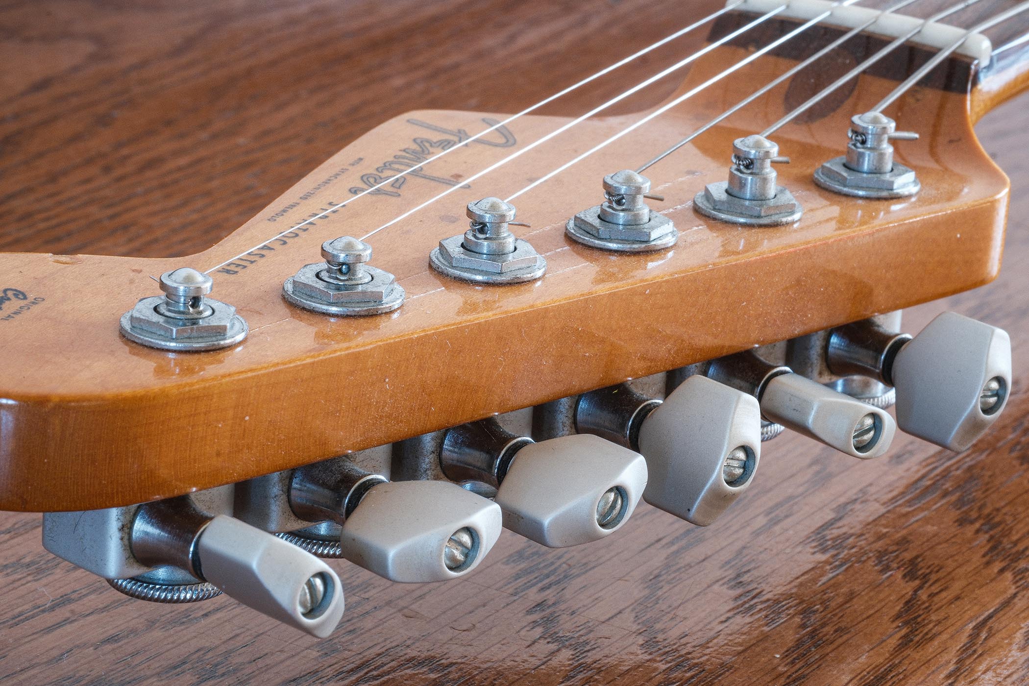 Sperzel units were one of the earliest improved and locking tuners. Those pictured have staggered string posts and there&rsquo;s no string tree