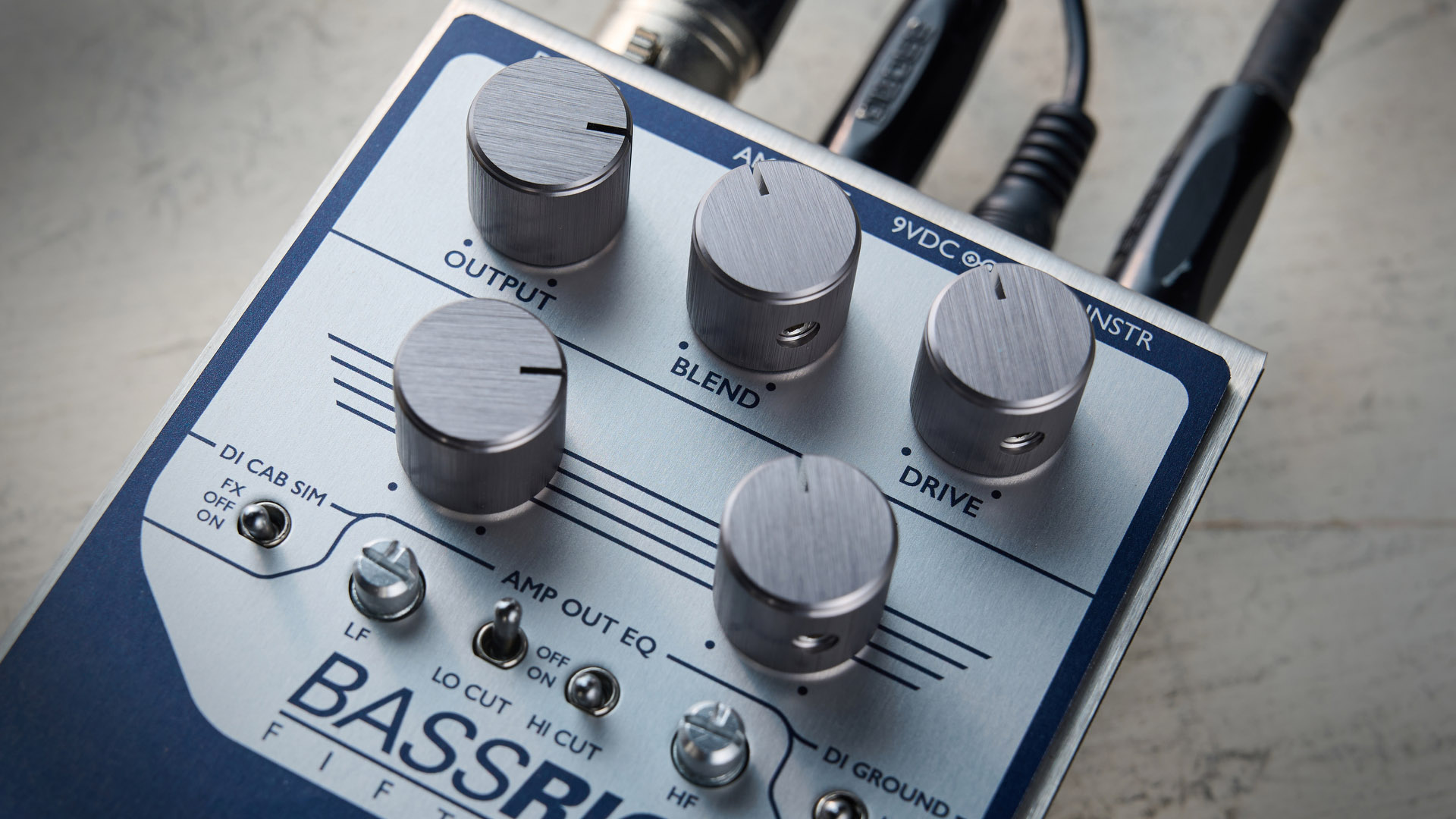 Origin BASSRIG 15: the classy bass pedal has a red jewel lamp just like a real amplifier and is photographed in close-up.
