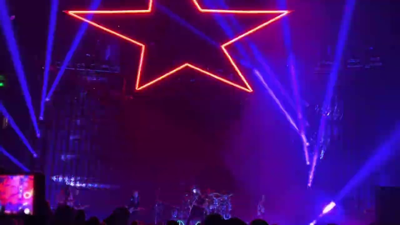 Michael Angelo Botaio shredding a solo with the Smashing Pumpkins - Milwaukee, 10/3102022 - YouTube