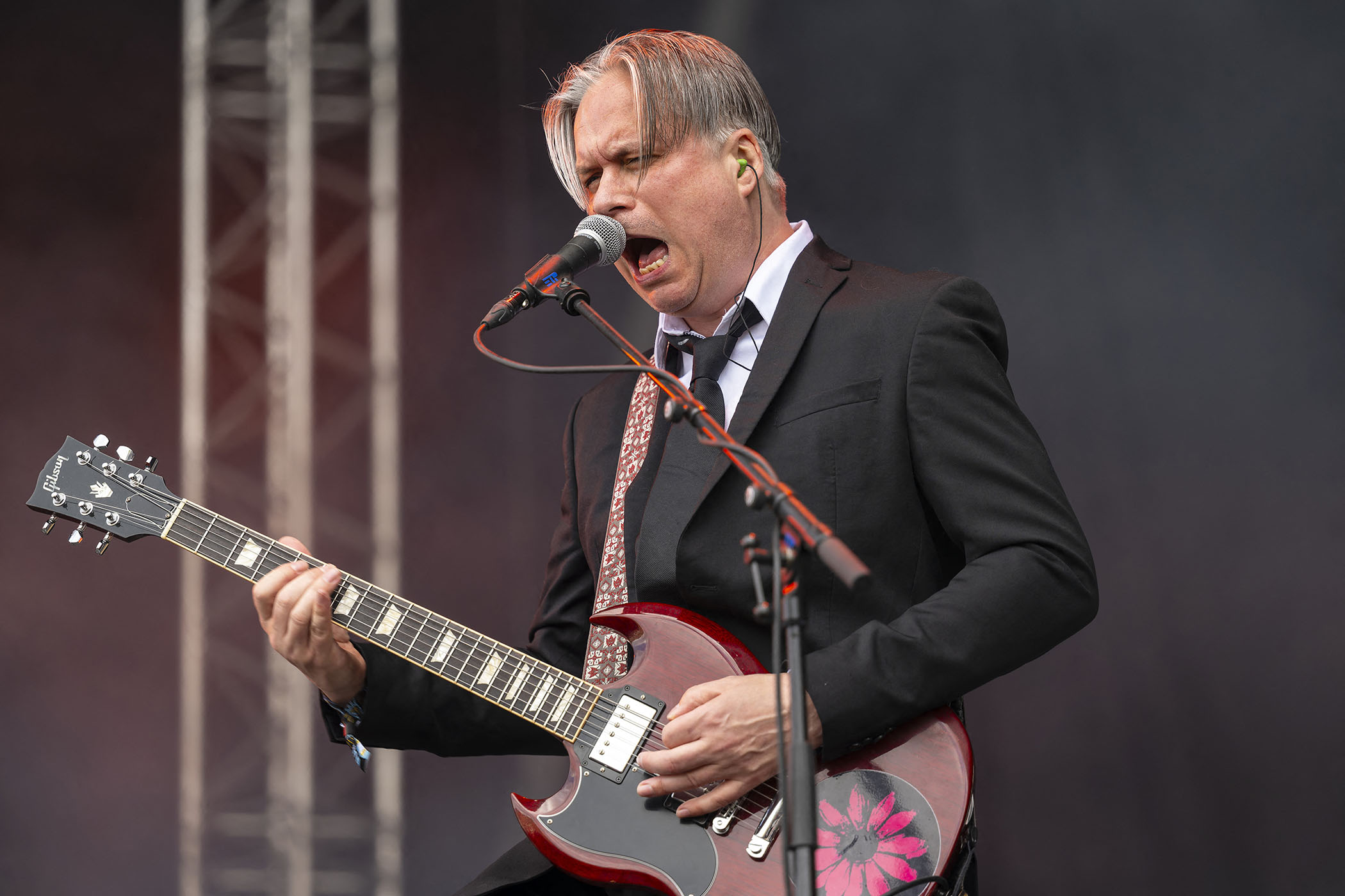 Mike Vennart plays a Gibson SG live with Empire State Bastard