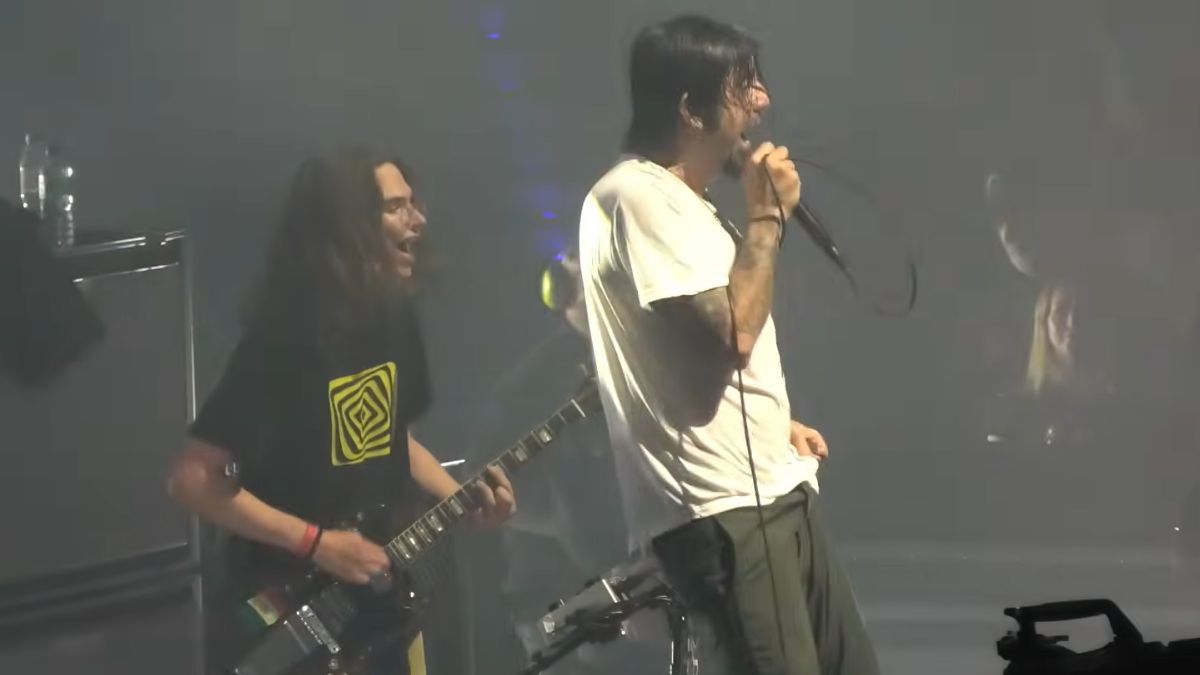 Deftones Offer Fan the Chance to Join Them on Stage During Arena Concert]