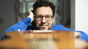 How Derek Gripper Transformed His Classical Guitar Technique]