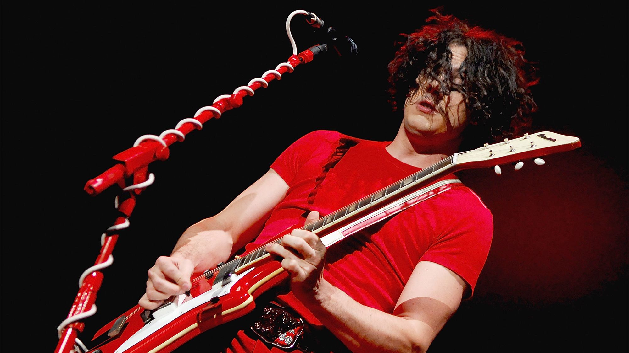 Jack White Discusses the Accident That Transformed His Guitar Technique]