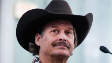 "Kid Rock Criticized for Miming During 'All American' Super Bowl Halftime Show, Exposing His Lack of Authenticity"]