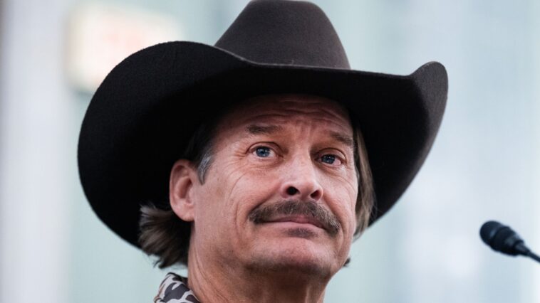 "Kid Rock Criticized for Miming During 'All American' Super Bowl Halftime Show, Exposing His Lack of Authenticity"]