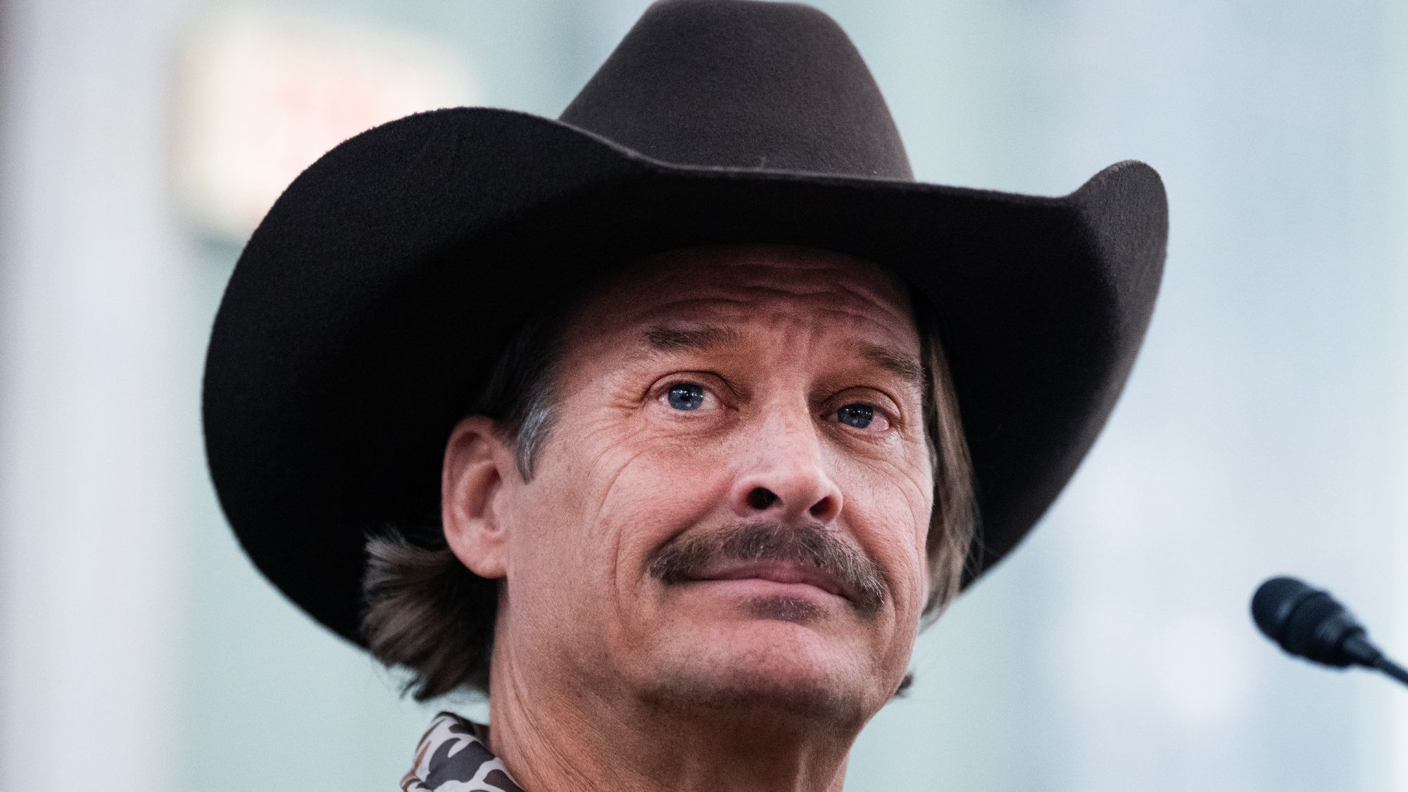 "Kid Rock Criticized for Miming During 'All American' Super Bowl Halftime Show, Exposing His Lack of Authenticity"]