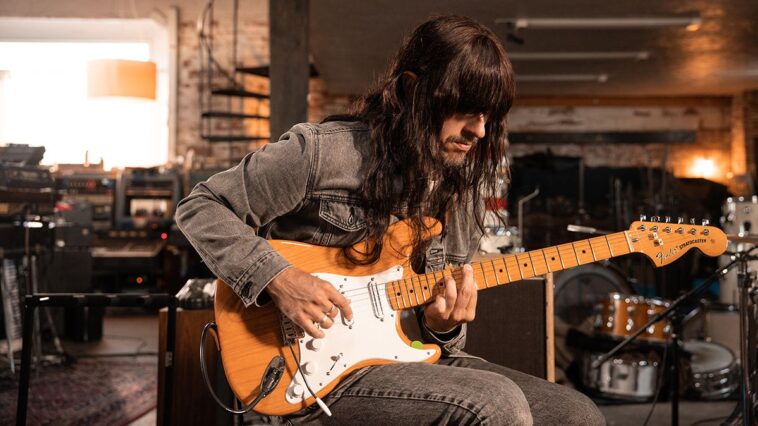 Mark Speer of Khruangbin Shares His “Applause” Guitar Technique]
