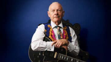 Robert Fripp Discusses the 1959 Les Paul Custom Used by King Crimson]