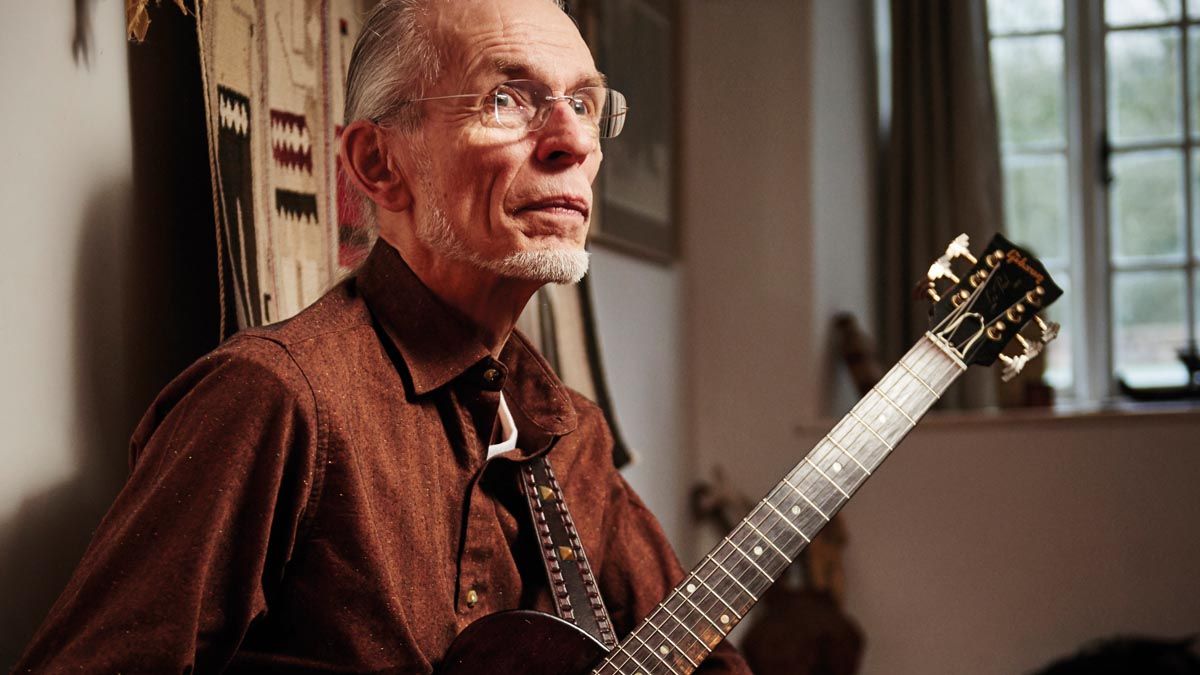 Steve Howe discusses conquering stage anxiety and his initial guitar experience.]
