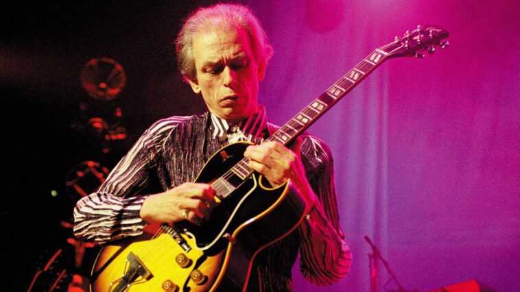 Steve Howe's most cringe-worthy performance incident]