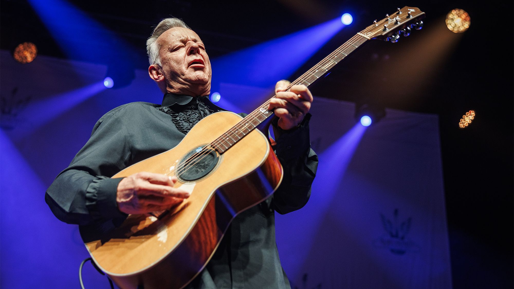 Tommy Emmanuel discusses the guitar gifted to him by a fan in their final moments.]
